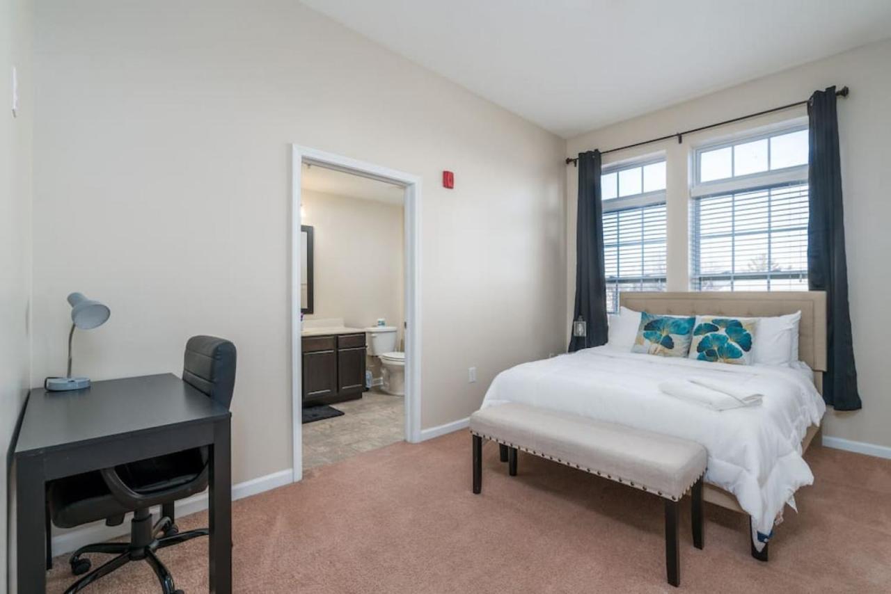 Private Bedroom Downtown Indy - Shared Indianápolis Exterior foto
