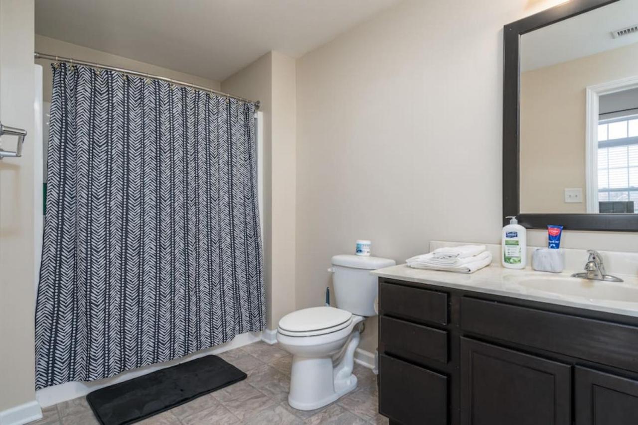 Private Bedroom Downtown Indy - Shared Indianápolis Exterior foto